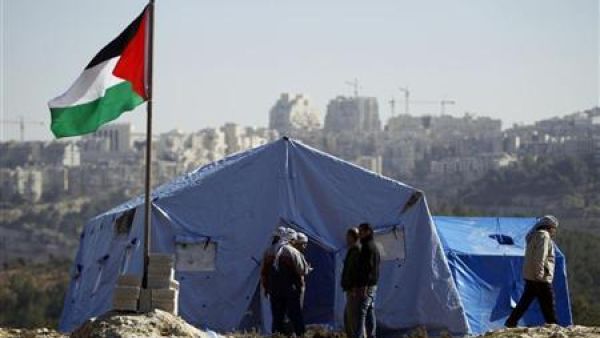 فلسطينيون ينصبون خياما على تلة تقع بين منازل قرية بيت اكسا ومستوطنة راموت 
