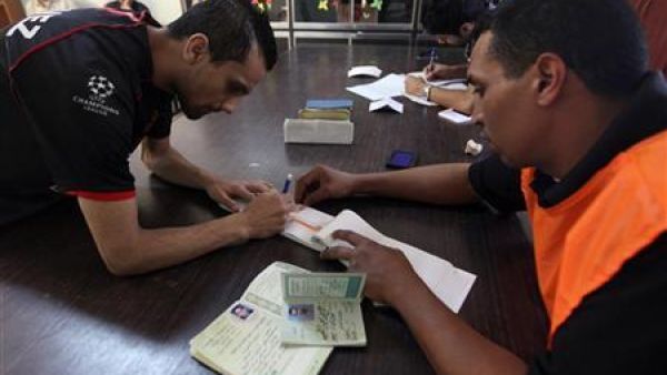 رجل يسجل في قوائم الناخبين في بنغازي