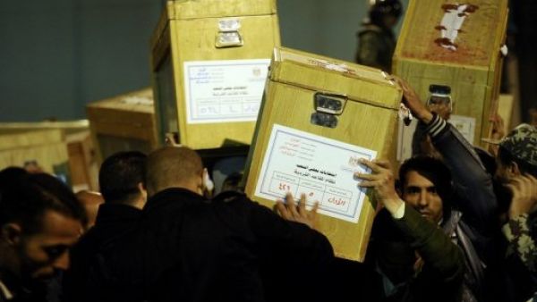 نقل صناديق الاقتراع الى مركز الفرز في القاهرة في المرحلة الثانية من الانتخابات المصرية
