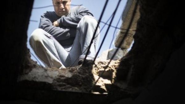 فلسطيني تعرض منزله للقصف في جباليا
