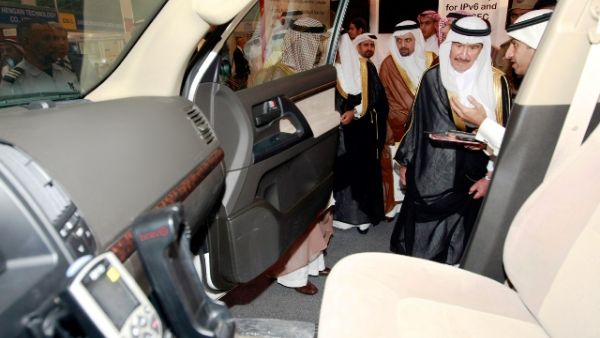 وزير الاقتصاد والتخطيط لدى زيارته لجناح الشركة في المعرض يستمع إلى شرح واف