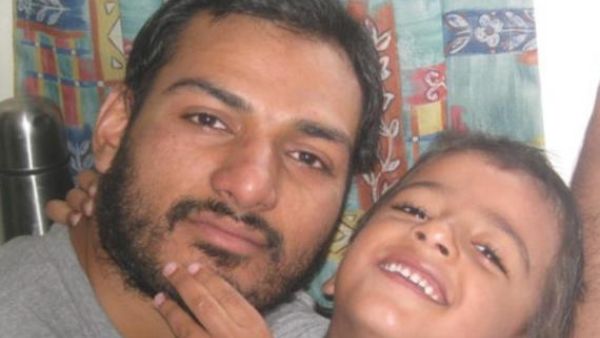 الطبيب البريطاني عباس خان مع ابنه عبدالله