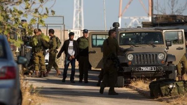 جنود اسرائيليون يقتادون فلسطيني في مستوطنة بروش في غورد الاردن في 11 تشرين الاول/اكتوبر 2013
