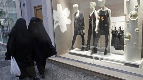 Photo credit: Islamization Watch. Female Muslim tourists who wear the burqa may have to plan shopping trips in more tolerant options as London. 