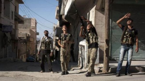 مسلحون تابعون للجيش الحر في حي بستان الباشا في حلب
