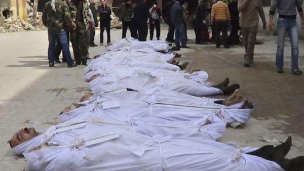 سوريون يقفون قرب جثث تم انتشالها من نهر بمنطقة بستان القصر قرب حلب