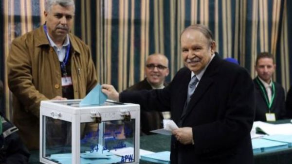 الرئيس الجزائري عبد العزيز بوتفليقة يدلي بصوته 
