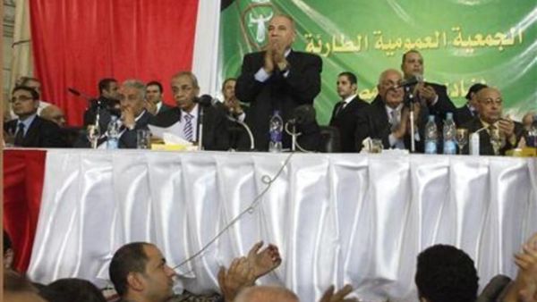 احمد الزند (في المنتصف) رئيس نادي القضاة خلال اجتماع القضاة في القاهرة
