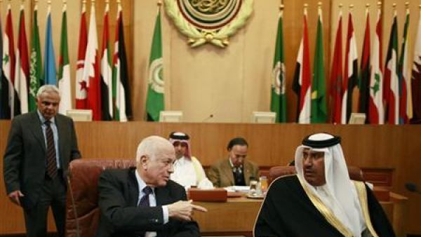 رئيس الوزراء ووزير الخارجية القطري الشيخ حمد بن جاسم ال ثاني (الى اليمين) والامين العام لجامعة الدول العربية نبيل العربي خلال اجتماع لوزراء الخارجية العرب في القاهرة يوم الاحد بشان سوريا.
