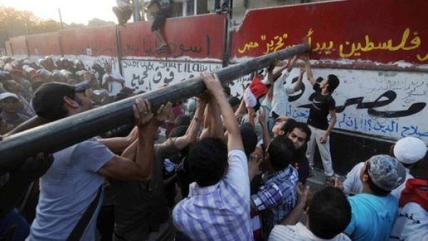 مصريون يحطمون جدارا عازلا امام السفارة الاسرائيلية في القاهرة