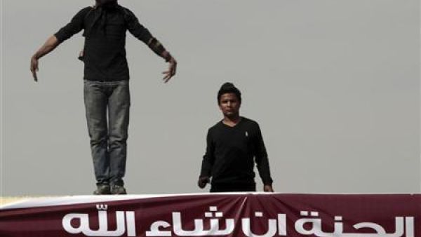 محتجان يشاركان في احتجاجات بالقاهرة
 محتجان يشاركان في احتجاجات بالقاهرة