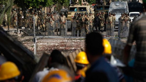 متظاهرون مناصرون للرئس المخلوع محمد مرسي في مواجهة قوات الجيش في القاهرة