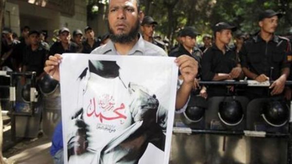 متظاهر يحمل لافتة اثناء الاحتجاج على الفيلم المسيء للنبي امام السفارة الامريكية في القاهرة 