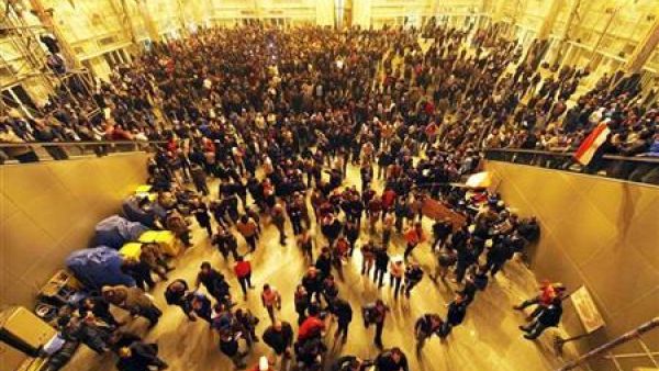 مصريون ينتظرون في محطة القطارات الرئيسية بالقاهرة
