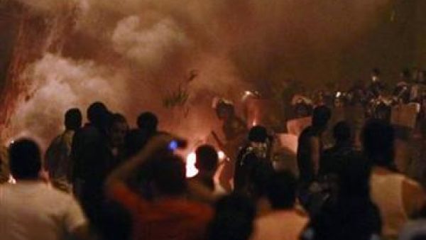 اشتباكات امام السفارة الإسرائيلية بالقاهرة 
