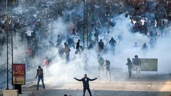 اشتباكات بين الشرطة ومحتجين قرب ميدان التحرير