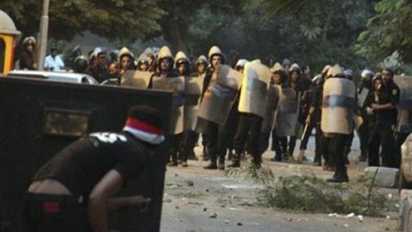 محتج يرشق الشرطة بالحجارة خلال اشتباكات أمام السفارة السورية في القاهرة 
