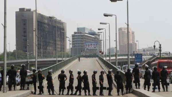 شرطة مكافحة الشغب تقطع احدى الطرقات في القاهرة
