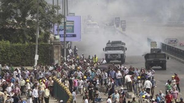 قوات الأمن تطلق قنابل الغاز على انصار مرسي في القاهرة