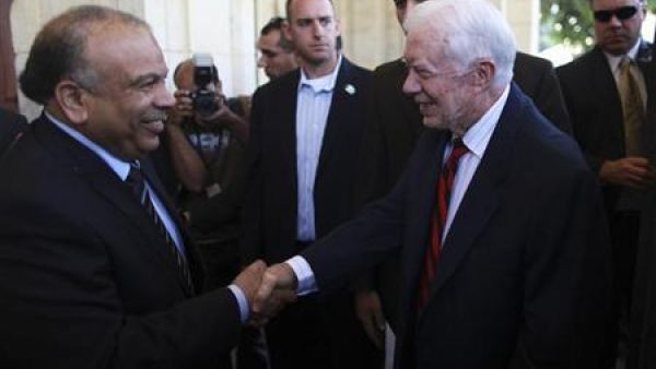 رئيس مجلس الشعب المصري سعد الكتاتني (الى اليسار) لدى استقباله للرئيس الأمريكي الأسبق جيمي كارتر في القاهرة يوم الاثنين