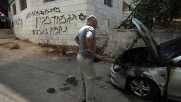 احراق سيارة وكتابة شعارات معادية للعرب في الضفة الغربية
