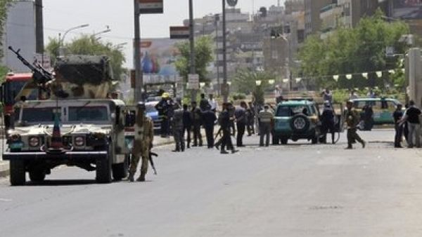 رجال شرطة عراقيون يتفقدون موقعا شهد انفجار عبوة ناسفة في بغداد