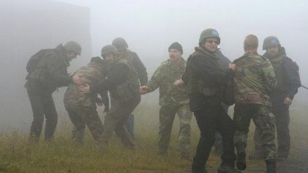 عناصر من منظمة حظر الاسلحة الكيميائية يتدربون في فيلدفليكن
