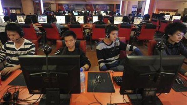 صينيون في مقهى للانترنت