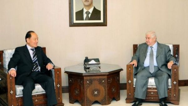 المبعوث الصيني الخاص للشرق الاوسط وو سيكة خلال لقائه وزير الخارجية السوري وليد المعلم 