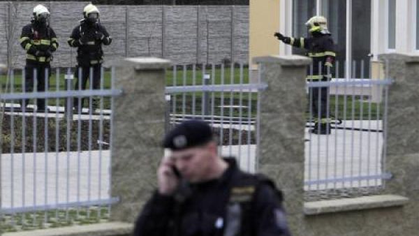 رجال الدفاع المدني يفتشون منطقة عقب انفجار في مقر اقامة السفير الفلسطيني في براغ
