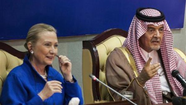 وزيرة الخارجية الامريكية هيلاري كلينتون ووزير الخارجية السعودي الامير سعود الفيصل في مؤتمر صحفي بالرياض 
