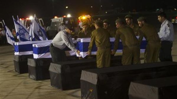 جثث بعض الاسرائيليين الذين سقطوا في هجوم على حافلة في بلغاريا عقب وصولها الى تل ابيب يوم 20 يوليو تموز 2012.
