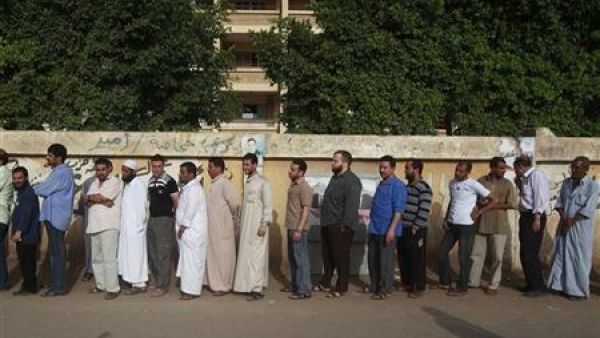 ناخبون مصريون يصطفون أمام مركز اقتراع بقرية شرقي القاهرة
