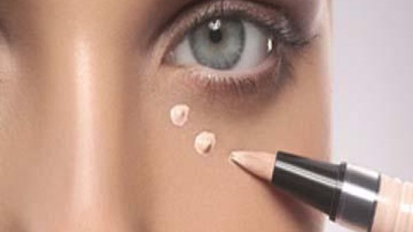 الجئي إلى مرطّب ملون بعد ذلك استعملي قلم للعيون باللون البيج إذ أنه يخفي أي احمرار حول العينين