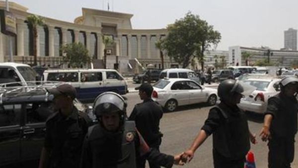 قوات الامن تفرض طوقا أمنيا حول المحكمة الدستورية العليا في القاهرة 

