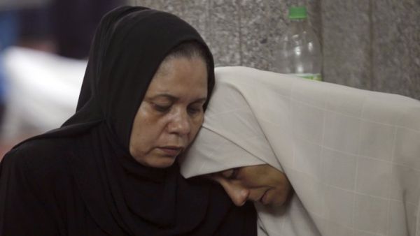 قريبتان لضحايا سقطوا خلال قمع قوات الامن لانصار مرسي في القاهرة
