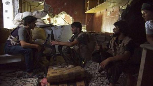 عناصر من الجيش السوري الحر داخل منزل متهدم في دير الزور
