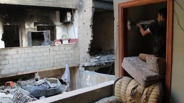 مقاتل سوري في دير الزور
