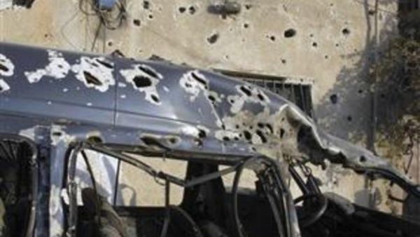 صورة تضوح الاضرار التي لحقت بمنزل وسيارة عقب الانفجار في حي المزة86 بدمشق
