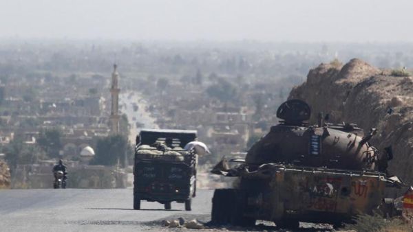 دبابة مدمرة للجيش السوري في دير الزور