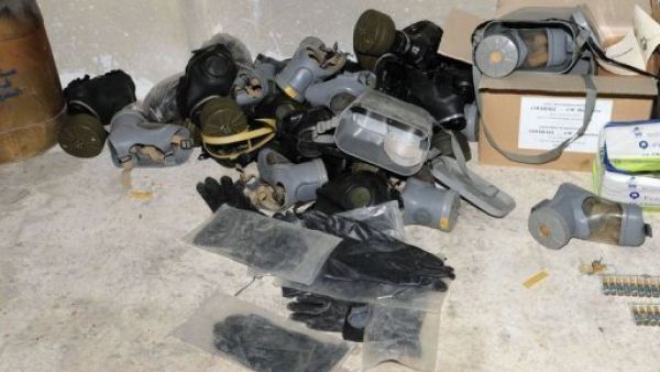 اقنعة غاز واقية يزعم الجيش السوري انه ضبطها في احد احياء دمشق
