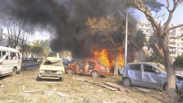 سيارات مدمرة بعد تفجير في وسط العاصمة السورية دمشق
