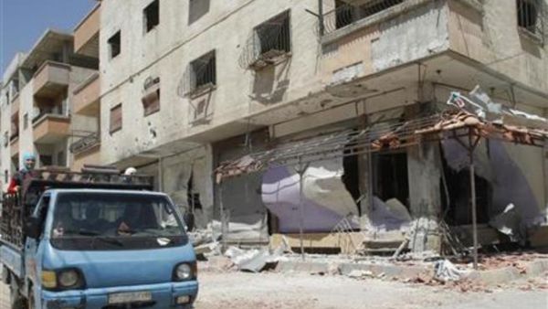 سيارة نقل صغيرة تمر بجوار منزل مضار قرب دمشق 