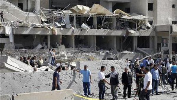 سكان وأفراد أمن في موقع تفجير انتحاري بالعاصمة السورية دمشق
 سكان وأفراد أمن في موقع تفجير انتحاري بالعاصمة السورية دمشق