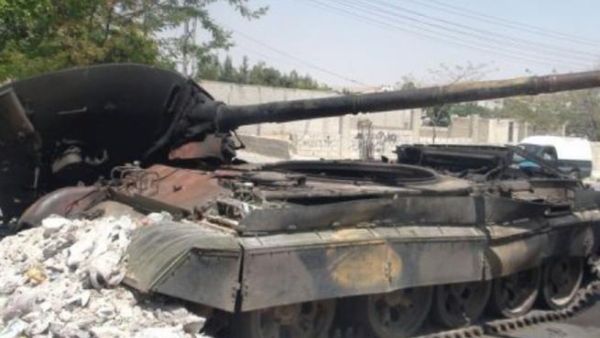 دبابة معطوبة للجيش السوري شمال دمشق