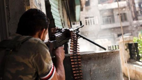 مقاتل من المعارضة المسلحة يطلق النار على جنود حكوميين في حلب 