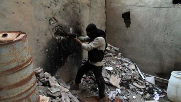 مقاتل من المعارضة السورية في دير الزور