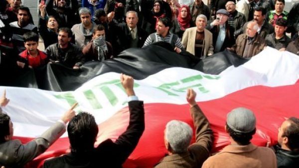 عشرات العراقيين في ساحة التحرير وسط بغداد