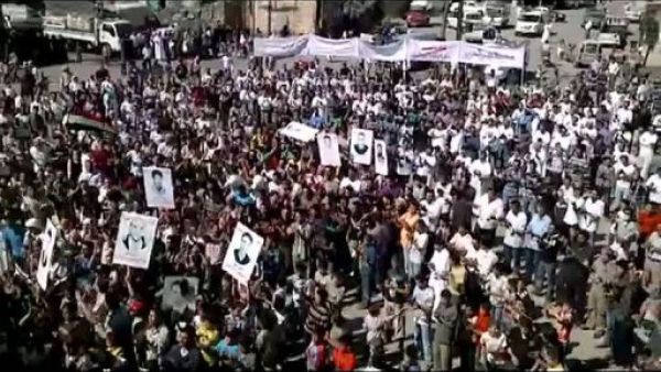 لقطة من فيديو بثه ناشطون على موقع يوتيوب يشير الى تظاهرة ضد النظام السوري في درعا 
