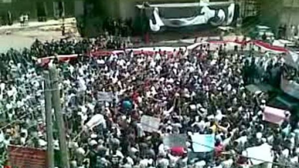 لقطة من فيديو نشر على موقع يوتيوب لتظاهرة ضد النظام السوري في درعا